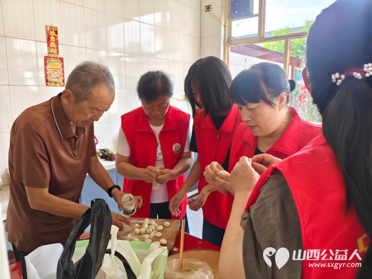 介休市敬老协会志愿者走进义安镇那村入户探访81岁李振荣老人家中为老人打扫室内外卫生刷洗锅碗瓢盆理发做饭包饺子 - 第6张 - 山西公益人 介休市敬老协会志愿者走进义安镇那村入户探访81岁李振荣老人家中为老人打扫室内外卫生刷洗锅碗瓢盆理发做饭包饺子 - 第6张