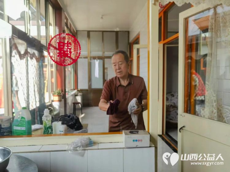 介休市敬老协会志愿者走进义安镇那村入户探访81岁李振荣老人家中为老人打扫室内外卫生刷洗锅碗瓢盆理发做饭包饺子 - 第14张 - 山西公益人 介休市敬老协会志愿者走进义安镇那村入户探访81岁李振荣老人家中为老人打扫室内外卫生刷洗锅碗瓢盆理发做饭包饺子 - 第14张