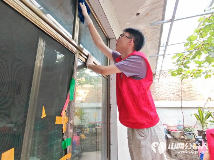 介休市敬老协会组织志愿者走进连福镇化家窑村的87岁张天生（现居住三道河）老人家中为老人打扫室内外卫生刷洗锅碗瓢盆理发做饭包饺子 - 第18张