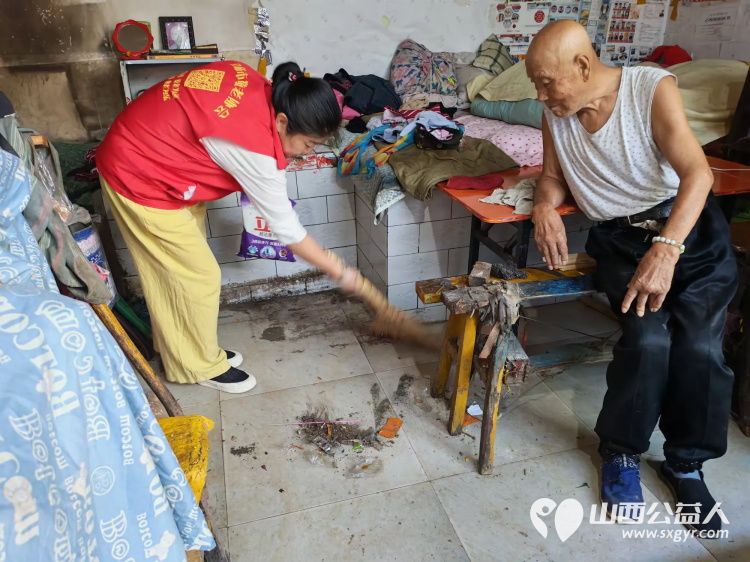 介休市敬老协会组织志愿者走进连福镇化家窑村的87岁张天生（现居住三道河）老人家中为老人打扫室内外卫生刷洗锅碗瓢盆理发做饭包饺子 - 第16张