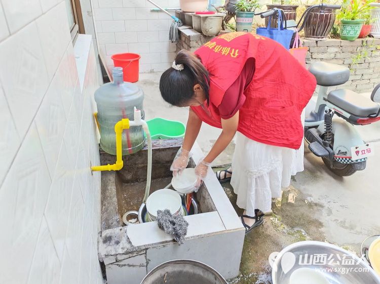 介休市敬老协会组织志愿者走进连福镇化家窑村的87岁张天生（现居住三道河）老人家中为老人打扫室内外卫生刷洗锅碗瓢盆理发做饭包饺子 - 第8张
