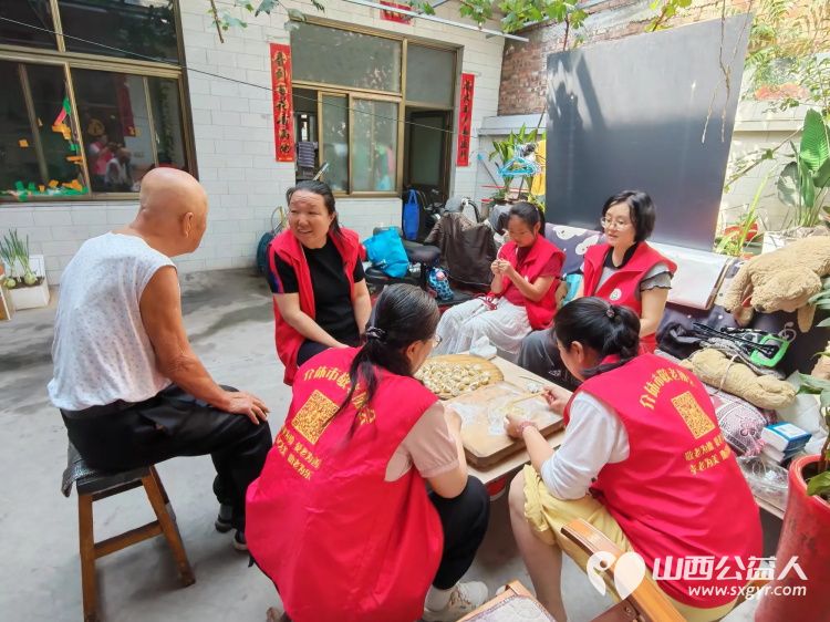 介休市敬老协会组织志愿者走进连福镇化家窑村的87岁张天生（现居住三道河）老人家中为老人打扫室内外卫生刷洗锅碗瓢盆理发做饭包饺子 - 第12张