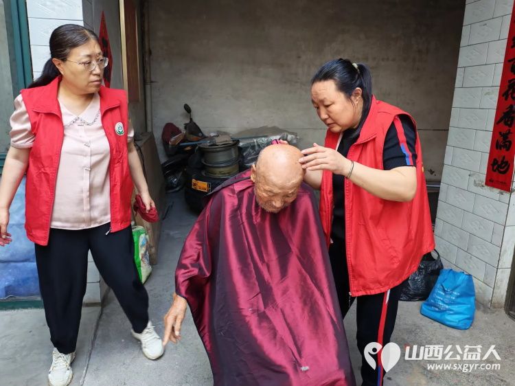 介休市敬老协会组织志愿者走进连福镇化家窑村的87岁张天生（现居住三道河）老人家中为老人打扫室内外卫生刷洗锅碗瓢盆理发做饭包饺子 - 第11张