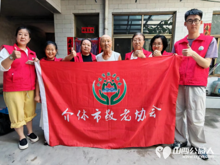 介休市敬老协会组织志愿者走进连福镇化家窑村的87岁张天生（现居住三道河）老人家中为老人打扫室内外卫生刷洗锅碗瓢盆理发做饭包饺子 - 第2张