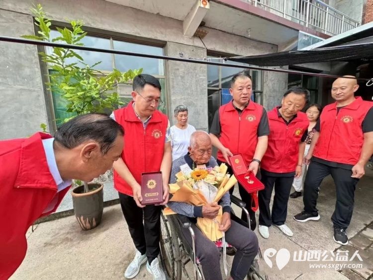 幸福生活来之不易八一慰问感恩前辈----长治市正能量公益协会志愿服务团队三队八一建军节探访慰问三位革命老军人祝福老军人福如东海寿比南山安享晚年 - 第3张 - 山西公益人 幸福生活来之不易八一慰问感恩前辈----长治市正能量公益协会志愿服务团队三队八一建军节探访慰问三位革命老军人祝福老军人福如东海寿比南山安享晚年 - 第3张