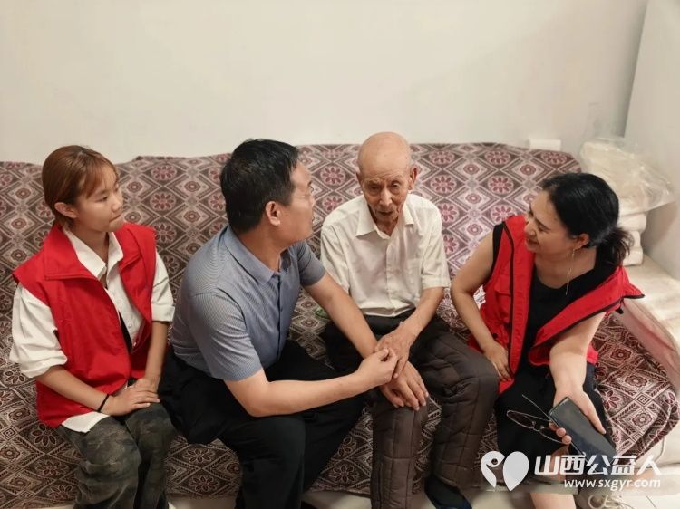致敬革命功臣暖心关怀送上门----忻州春晖公益活动站走访慰问97岁解放战争老兵王俏昌细心送上慰问物资围坐在老人身边亲切交谈聆听红色往事致敬峥嵘岁月 - 第1张 - 山西公益人 致敬革命功臣暖心关怀送上门----忻州春晖公益活动站走访慰问97岁解放战争老兵王俏昌细心送上慰问物资围坐在老人身边亲切交谈聆听红色往事致敬峥嵘岁月 - 第1张