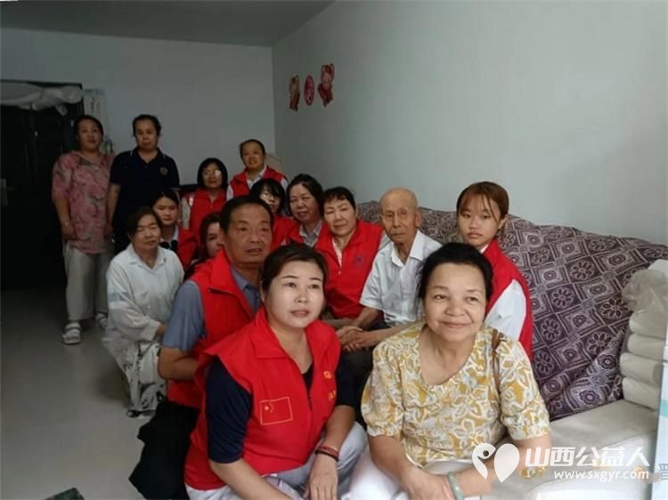 致敬革命功臣暖心关怀送上门----忻州春晖公益活动站走访慰问97岁解放战争老兵王俏昌细心送上慰问物资围坐在老人身边亲切交谈聆听红色往事致敬峥嵘岁月 - 第4张 - 山西公益人 致敬革命功臣暖心关怀送上门----忻州春晖公益活动站走访慰问97岁解放战争老兵王俏昌细心送上慰问物资围坐在老人身边亲切交谈聆听红色往事致敬峥嵘岁月 - 第4张