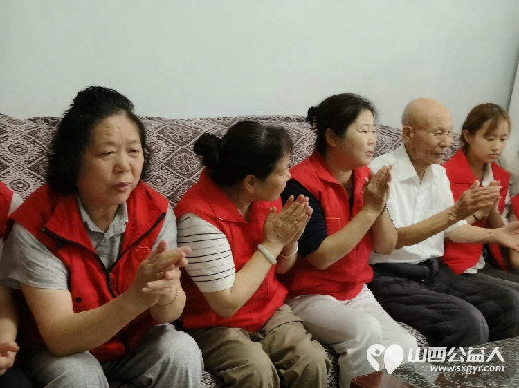致敬革命功臣暖心关怀送上门----忻州春晖公益活动站走访慰问97岁解放战争老兵王俏昌细心送上慰问物资围坐在老人身边亲切交谈聆听红色往事致敬峥嵘岁月 - 第8张 - 山西公益人 致敬革命功臣暖心关怀送上门----忻州春晖公益活动站走访慰问97岁解放战争老兵王俏昌细心送上慰问物资围坐在老人身边亲切交谈聆听红色往事致敬峥嵘岁月 - 第8张