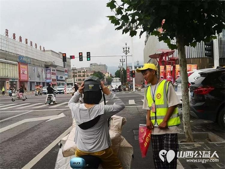 8月2日3日文水县妇联共青团文水县委文水县爱心帮扶志愿者协会突击队的志愿者继续值守东门红绿灯下疏导交通维护通行秩序 - 第13张 - 山西公益人 8月2日3日文水县妇联共青团文水县委文水县爱心帮扶志愿者协会突击队的志愿者继续值守东门红绿灯下疏导交通维护通行秩序 - 第13张