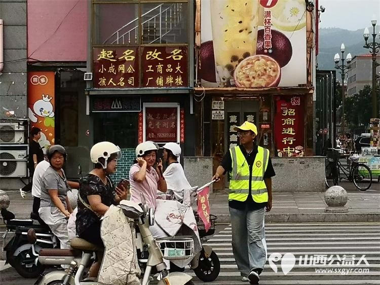 8月2日3日文水县妇联共青团文水县委文水县爱心帮扶志愿者协会突击队的志愿者继续值守东门红绿灯下疏导交通维护通行秩序 - 第6张 - 山西公益人 8月2日3日文水县妇联共青团文水县委文水县爱心帮扶志愿者协会突击队的志愿者继续值守东门红绿灯下疏导交通维护通行秩序 - 第6张