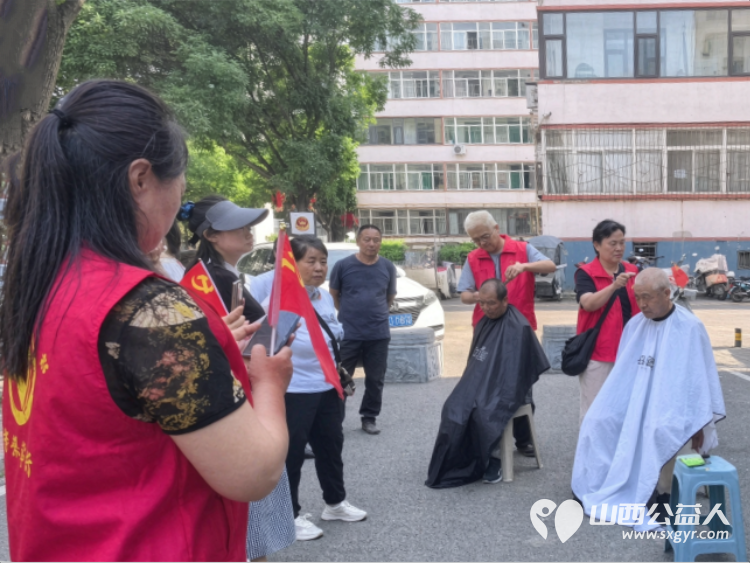 致敬军旅暖人心军民同心鱼水情----太原市和谐社区服务中心开展八一建军节联谊慰问活动走进绿地社区文艺演出为老人们提供免费理发健康咨询服务 - 第6张