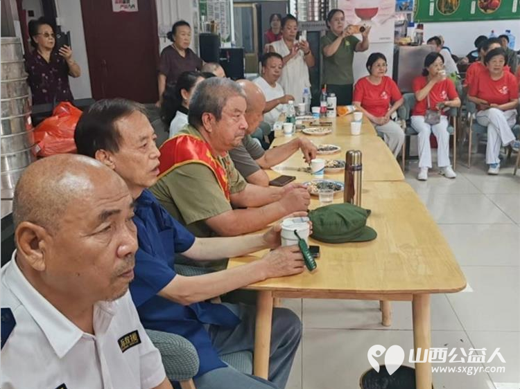 致敬军旅暖人心军民同心鱼水情----太原市和谐社区服务中心开展八一建军节联谊慰问活动走进绿地社区文艺演出为老人们提供免费理发健康咨询服务 - 第4张