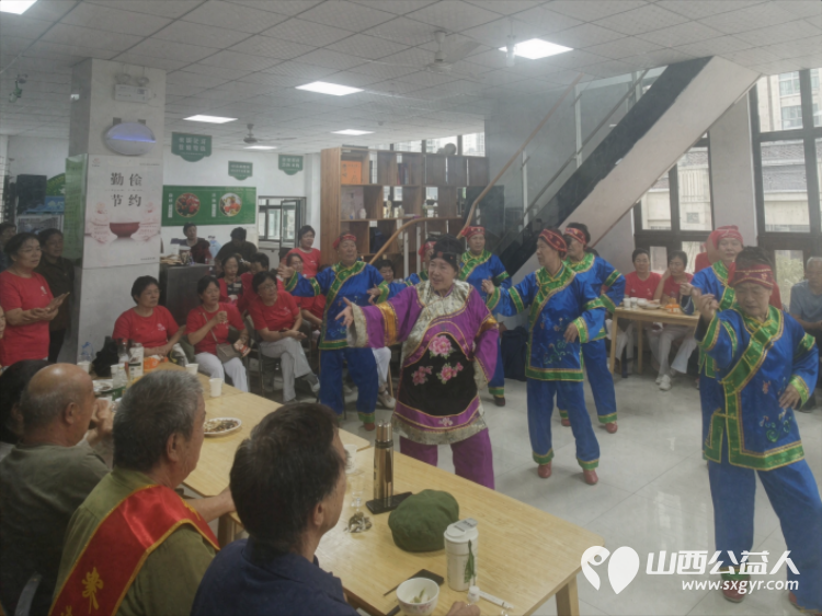 致敬军旅暖人心军民同心鱼水情----太原市和谐社区服务中心开展八一建军节联谊慰问活动走进绿地社区文艺演出为老人们提供免费理发健康咨询服务 - 第7张
