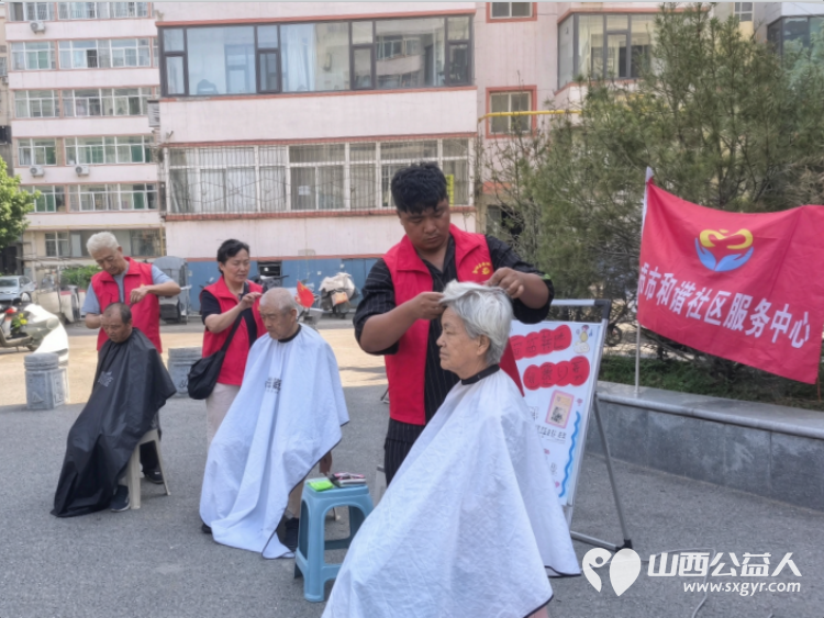 致敬军旅暖人心军民同心鱼水情----太原市和谐社区服务中心开展八一建军节联谊慰问活动走进绿地社区文艺演出为老人们提供免费理发健康咨询服务 - 第5张