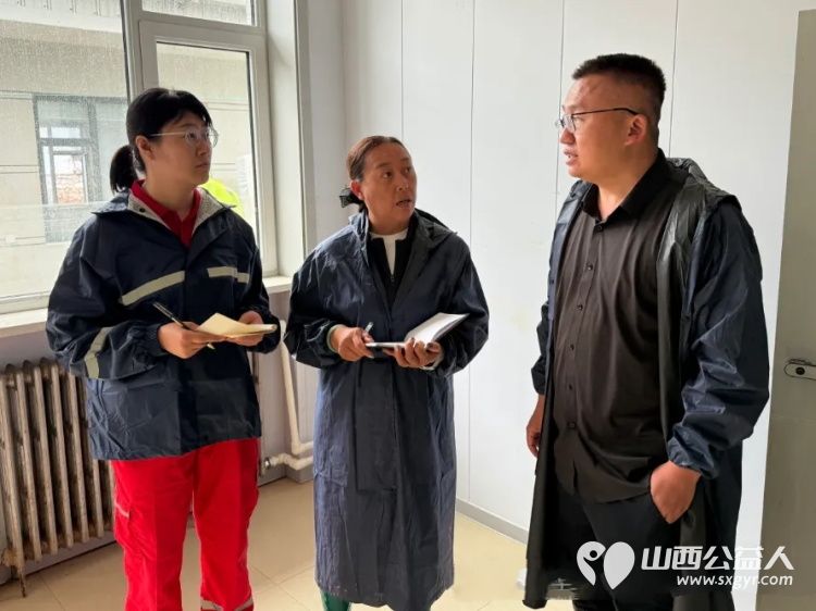 风雨无情暖意在爱心慰问进乡村|吕梁市中志协救援队联合多方力量走访慰问离石前马家村受涝家庭慰问7户家中进水较为严重的村民家庭送去米面粮油速食物资以实际行动纾解群众难题 - 第4张 - 山西公益人 风雨无情暖意在爱心慰问进乡村|吕梁市中志协救援队联合多方力量走访慰问离石前马家村受涝家庭慰问7户家中进水较为严重的村民家庭送去米面粮油速食物资以实际行动纾解群众难题 - 第4张