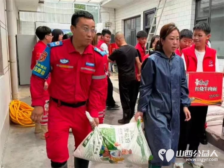 风雨无情暖意在爱心慰问进乡村|吕梁市中志协救援队联合多方力量走访慰问离石前马家村受涝家庭慰问7户家中进水较为严重的村民家庭送去米面粮油速食物资以实际行动纾解群众难题 - 第5张 - 山西公益人 风雨无情暖意在爱心慰问进乡村|吕梁市中志协救援队联合多方力量走访慰问离石前马家村受涝家庭慰问7户家中进水较为严重的村民家庭送去米面粮油速食物资以实际行动纾解群众难题 - 第5张