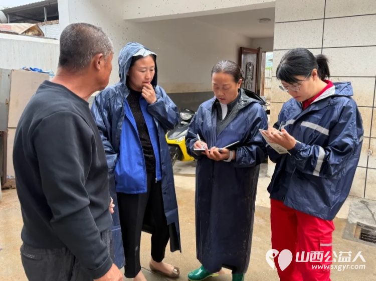 风雨无情暖意在爱心慰问进乡村|吕梁市中志协救援队联合多方力量走访慰问离石前马家村受涝家庭慰问7户家中进水较为严重的村民家庭送去米面粮油速食物资以实际行动纾解群众难题 - 第2张 - 山西公益人 风雨无情暖意在爱心慰问进乡村|吕梁市中志协救援队联合多方力量走访慰问离石前马家村受涝家庭慰问7户家中进水较为严重的村民家庭送去米面粮油速食物资以实际行动纾解群众难题 - 第2张