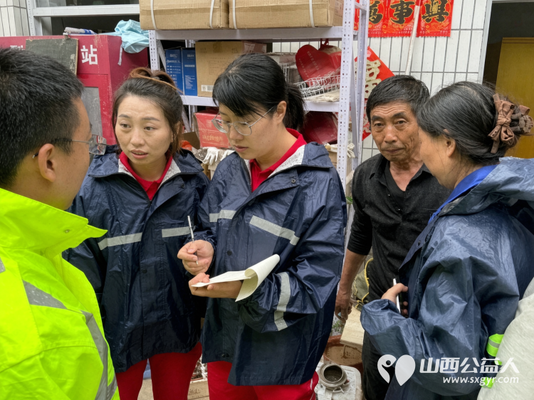 风雨无情暖意在爱心慰问进乡村|吕梁市中志协救援队联合多方力量走访慰问离石前马家村受涝家庭慰问7户家中进水较为严重的村民家庭送去米面粮油速食物资以实际行动纾解群众难题 - 第3张 - 山西公益人 风雨无情暖意在爱心慰问进乡村|吕梁市中志协救援队联合多方力量走访慰问离石前马家村受涝家庭慰问7户家中进水较为严重的村民家庭送去米面粮油速食物资以实际行动纾解群众难题 - 第3张