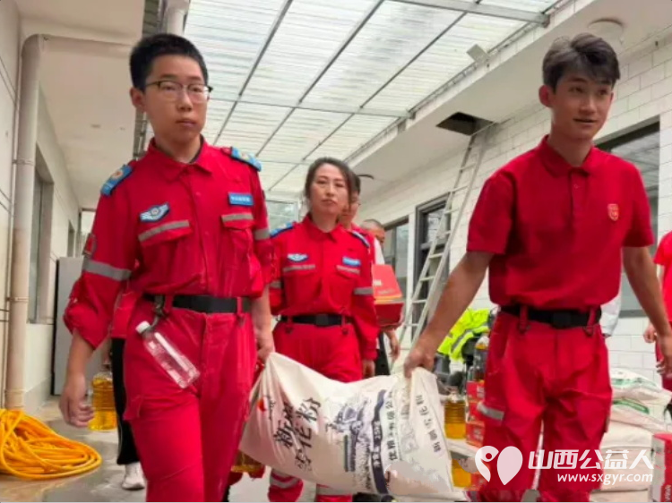 风雨无情暖意在爱心慰问进乡村|吕梁市中志协救援队联合多方力量走访慰问离石前马家村受涝家庭慰问7户家中进水较为严重的村民家庭送去米面粮油速食物资以实际行动纾解群众难题 - 第6张 - 山西公益人 风雨无情暖意在爱心慰问进乡村|吕梁市中志协救援队联合多方力量走访慰问离石前马家村受涝家庭慰问7户家中进水较为严重的村民家庭送去米面粮油速食物资以实际行动纾解群众难题 - 第6张