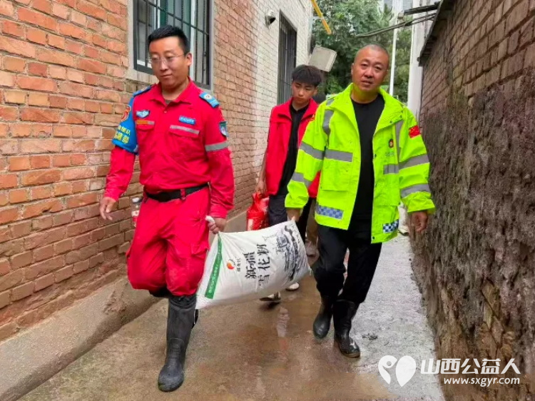 风雨无情暖意在爱心慰问进乡村|吕梁市中志协救援队联合多方力量走访慰问离石前马家村受涝家庭慰问7户家中进水较为严重的村民家庭送去米面粮油速食物资以实际行动纾解群众难题 - 第11张 - 山西公益人 风雨无情暖意在爱心慰问进乡村|吕梁市中志协救援队联合多方力量走访慰问离石前马家村受涝家庭慰问7户家中进水较为严重的村民家庭送去米面粮油速食物资以实际行动纾解群众难题 - 第11张