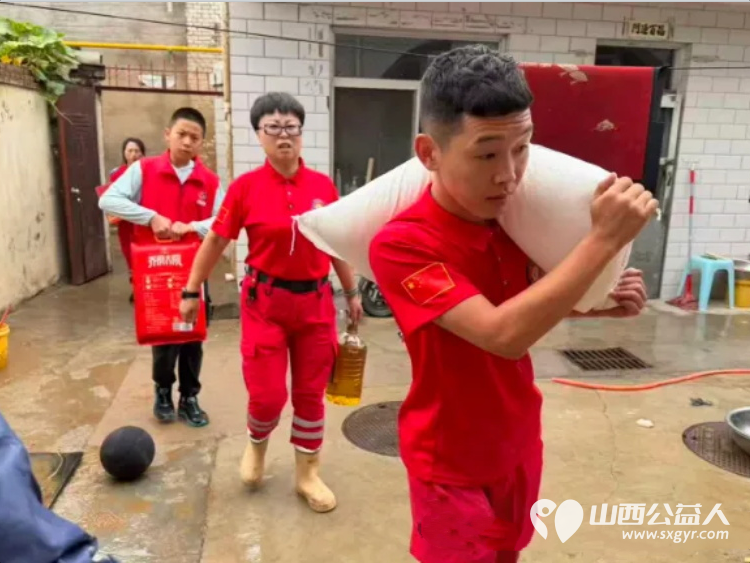 风雨无情暖意在爱心慰问进乡村|吕梁市中志协救援队联合多方力量走访慰问离石前马家村受涝家庭慰问7户家中进水较为严重的村民家庭送去米面粮油速食物资以实际行动纾解群众难题 - 第10张 - 山西公益人 风雨无情暖意在爱心慰问进乡村|吕梁市中志协救援队联合多方力量走访慰问离石前马家村受涝家庭慰问7户家中进水较为严重的村民家庭送去米面粮油速食物资以实际行动纾解群众难题 - 第10张