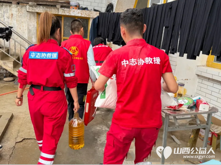 风雨无情暖意在爱心慰问进乡村|吕梁市中志协救援队联合多方力量走访慰问离石前马家村受涝家庭慰问7户家中进水较为严重的村民家庭送去米面粮油速食物资以实际行动纾解群众难题 - 第9张 - 山西公益人 风雨无情暖意在爱心慰问进乡村|吕梁市中志协救援队联合多方力量走访慰问离石前马家村受涝家庭慰问7户家中进水较为严重的村民家庭送去米面粮油速食物资以实际行动纾解群众难题 - 第9张
