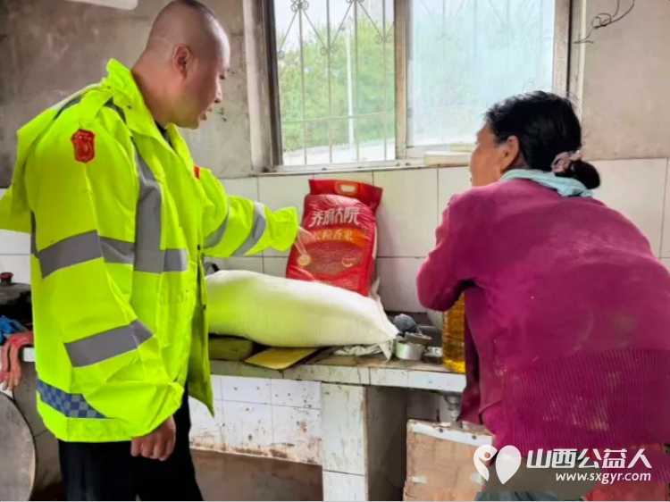 风雨无情暖意在爱心慰问进乡村|吕梁市中志协救援队联合多方力量走访慰问离石前马家村受涝家庭慰问7户家中进水较为严重的村民家庭送去米面粮油速食物资以实际行动纾解群众难题 - 第8张 - 山西公益人 风雨无情暖意在爱心慰问进乡村|吕梁市中志协救援队联合多方力量走访慰问离石前马家村受涝家庭慰问7户家中进水较为严重的村民家庭送去米面粮油速食物资以实际行动纾解群众难题 - 第8张