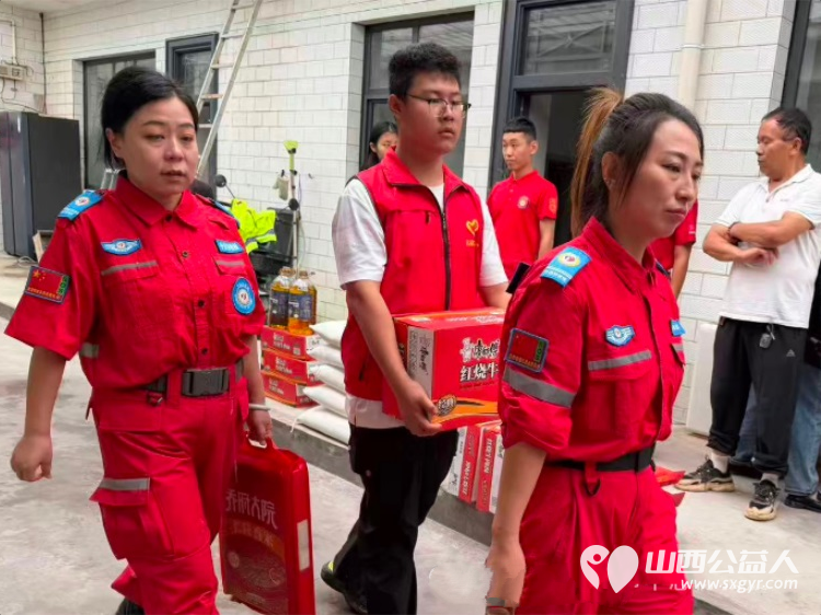风雨无情暖意在爱心慰问进乡村|吕梁市中志协救援队联合多方力量走访慰问离石前马家村受涝家庭慰问7户家中进水较为严重的村民家庭送去米面粮油速食物资以实际行动纾解群众难题 - 第7张 - 山西公益人 风雨无情暖意在爱心慰问进乡村|吕梁市中志协救援队联合多方力量走访慰问离石前马家村受涝家庭慰问7户家中进水较为严重的村民家庭送去米面粮油速食物资以实际行动纾解群众难题 - 第7张