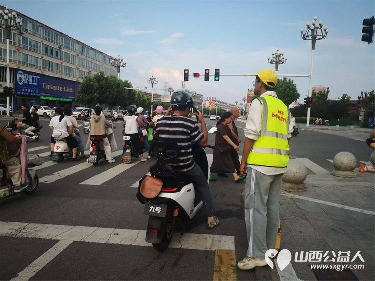 8月5日文水县爱心帮扶志愿者协会突击队的志愿者继续坚守东门红绿灯下疏导交通维护通行秩序现场劝导市民文明出行 - 第9张