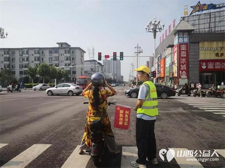 8月5日文水县爱心帮扶志愿者协会突击队的志愿者继续坚守东门红绿灯下疏导交通维护通行秩序现场劝导市民文明出行 - 第8张