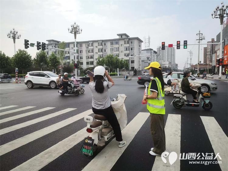 8月5日文水县爱心帮扶志愿者协会突击队的志愿者继续坚守东门红绿灯下疏导交通维护通行秩序现场劝导市民文明出行 - 第7张