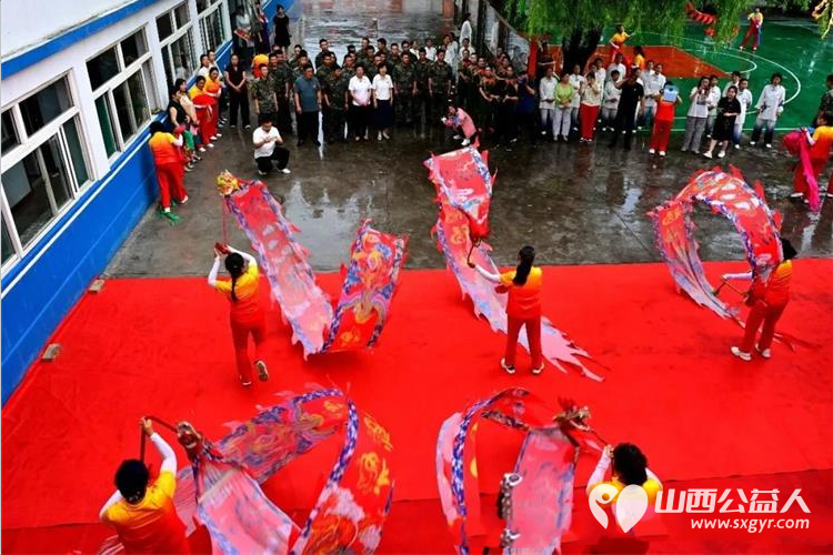 介休市老年体协舞龙专委会携手介休市梁秀娥兵妈妈团队走进武警介休中队开展八一拥军慰问演出 - 第3张 - 山西公益人 介休市老年体协舞龙专委会携手介休市梁秀娥兵妈妈团队走进武警介休中队开展八一拥军慰问演出 - 第3张