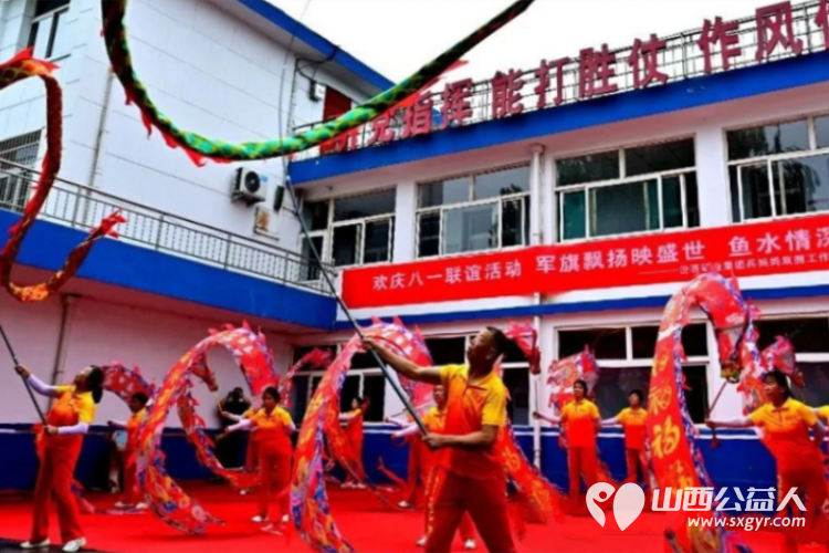 介休市老年体协舞龙专委会携手介休市梁秀娥兵妈妈团队走进武警介休中队开展八一拥军慰问演出 - 第4张 - 山西公益人 介休市老年体协舞龙专委会携手介休市梁秀娥兵妈妈团队走进武警介休中队开展八一拥军慰问演出 - 第4张