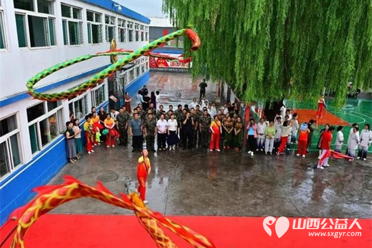 介休市老年体协舞龙专委会携手介休市梁秀娥兵妈妈团队走进武警介休中队开展八一拥军慰问演出 - 第7张 - 山西公益人 介休市老年体协舞龙专委会携手介休市梁秀娥兵妈妈团队走进武警介休中队开展八一拥军慰问演出 - 第7张