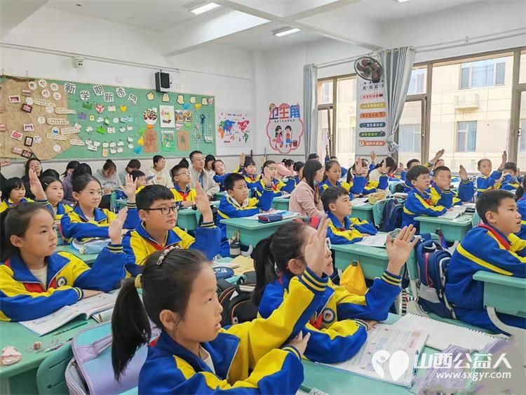 晨光里的问候岁月里的陪伴----中国妇女报记录山西省太原市晋源区第八实验小学校党支部书记校长李雁鸿 - 第9张 - 山西公益人 晨光里的问候岁月里的陪伴----中国妇女报记录山西省太原市晋源区第八实验小学校党支部书记校长李雁鸿 - 第9张