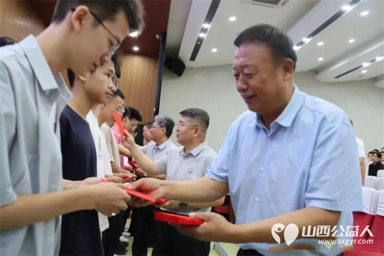 温情助学爱满忻中----爱心人士温建斌先生为2026年130名考取C9高校的忻中学子发放助学金以暖心善举助力青年学子扬帆远航 - 第5张 - 山西公益人 温情助学爱满忻中----爱心人士温建斌先生为2026年130名考取C9高校的忻中学子发放助学金以暖心善举助力青年学子扬帆远航 - 第5张