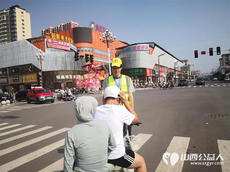 文水县爱心帮扶志愿者协会突击队的志愿者8月6日继续在东门红绿灯下疏导交通维护通行秩序现场劝导市民文明出行 - 第4张