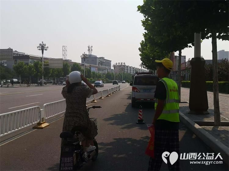 文水县爱心帮扶志愿者协会突击队的志愿者8月6日继续在东门红绿灯下疏导交通维护通行秩序现场劝导市民文明出行 - 第8张