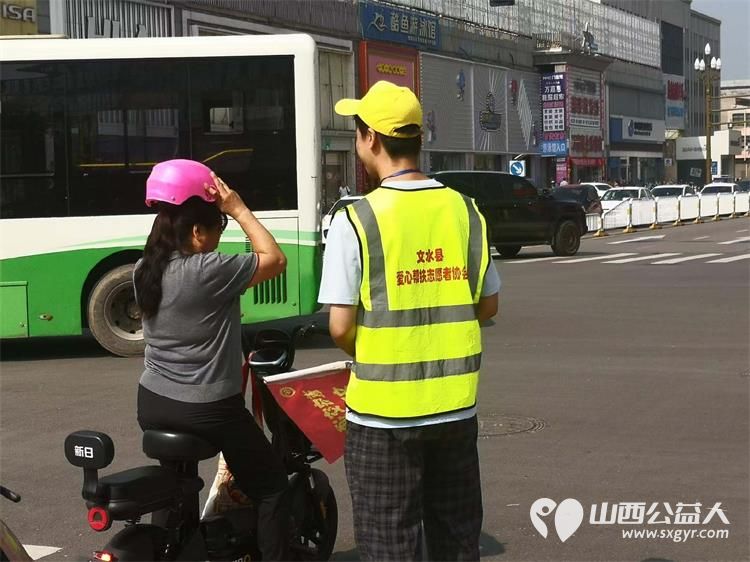 文水县爱心帮扶志愿者协会突击队的志愿者8月6日继续在东门红绿灯下疏导交通维护通行秩序现场劝导市民文明出行 - 第5张