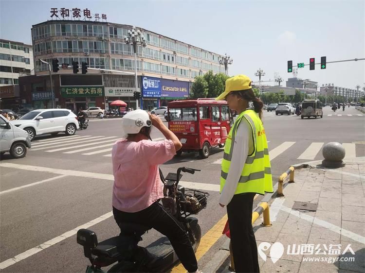 文水县爱心帮扶志愿者协会突击队的志愿者8月6日继续在东门红绿灯下疏导交通维护通行秩序现场劝导市民文明出行 - 第9张