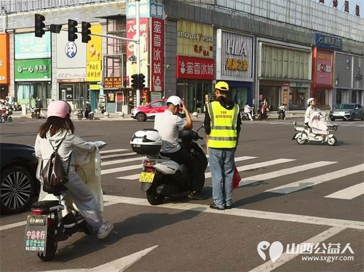 文水县爱心帮扶志愿者协会突击队的志愿者8月6日继续在东门红绿灯下疏导交通维护通行秩序现场劝导市民文明出行 - 第2张