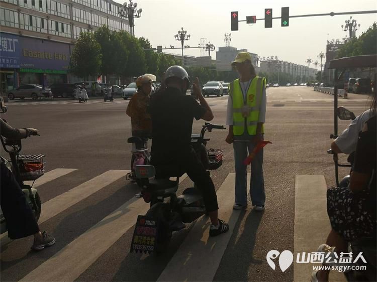 文水县爱心帮扶志愿者协会突击队的志愿者8月6日继续在东门红绿灯下疏导交通维护通行秩序现场劝导市民文明出行 - 第6张