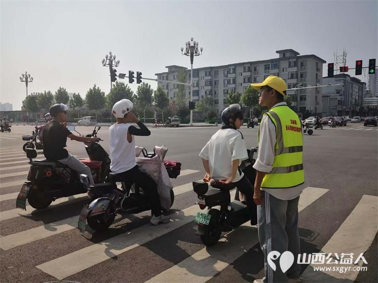 文水县爱心帮扶志愿者协会突击队的志愿者8月6日继续在东门红绿灯下疏导交通维护通行秩序现场劝导市民文明出行 - 第7张