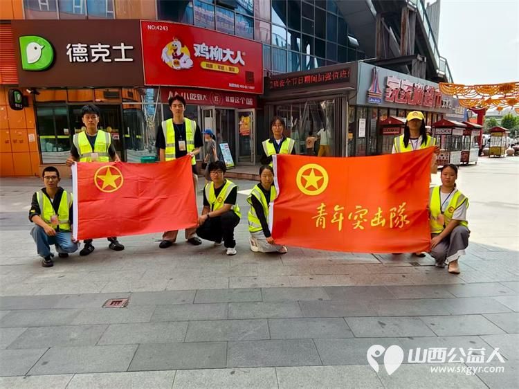 8月8日文水县爱心帮扶志愿者协会突击队的志愿者值守在东门红绿灯下疏导交通维护通行秩序安全无小事愿大家自觉养成防护习惯平安出行 - 第1张 - 山西公益人 8月8日文水县爱心帮扶志愿者协会突击队的志愿者值守在东门红绿灯下疏导交通维护通行秩序安全无小事愿大家自觉养成防护习惯平安出行 - 第1张