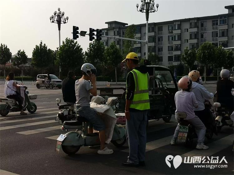 8月8日文水县爱心帮扶志愿者协会突击队的志愿者值守在东门红绿灯下疏导交通维护通行秩序安全无小事愿大家自觉养成防护习惯平安出行 - 第9张 - 山西公益人 8月8日文水县爱心帮扶志愿者协会突击队的志愿者值守在东门红绿灯下疏导交通维护通行秩序安全无小事愿大家自觉养成防护习惯平安出行 - 第9张
