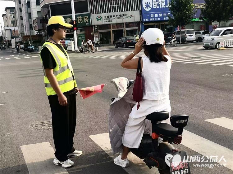 8月8日文水县爱心帮扶志愿者协会突击队的志愿者值守在东门红绿灯下疏导交通维护通行秩序安全无小事愿大家自觉养成防护习惯平安出行 - 第2张 - 山西公益人 8月8日文水县爱心帮扶志愿者协会突击队的志愿者值守在东门红绿灯下疏导交通维护通行秩序安全无小事愿大家自觉养成防护习惯平安出行 - 第2张