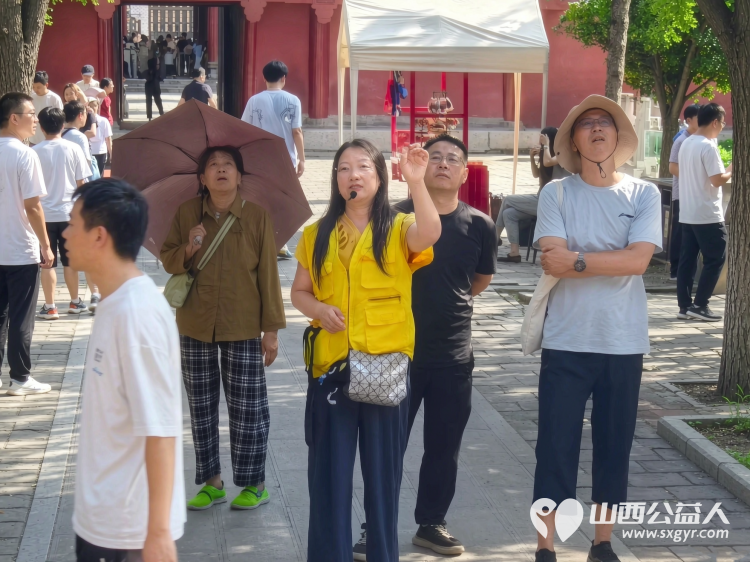 立秋次日凉风吹志愿讲解暖游人----长治市文保服务中心组织志愿者在城隍庙开展公益义务讲解服务让游客读懂这片古建的独特魅力 - 第6张 - 山西公益人 立秋次日凉风吹志愿讲解暖游人----长治市文保服务中心组织志愿者在城隍庙开展公益义务讲解服务让游客读懂这片古建的独特魅力 - 第6张