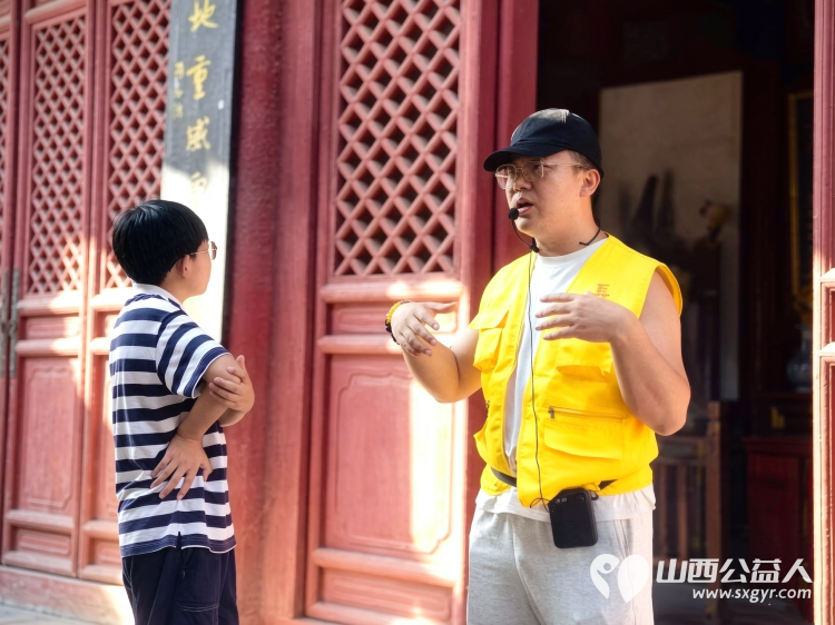 立秋次日凉风吹志愿讲解暖游人----长治市文保服务中心组织志愿者在城隍庙开展公益义务讲解服务让游客读懂这片古建的独特魅力 - 第9张 - 山西公益人 立秋次日凉风吹志愿讲解暖游人----长治市文保服务中心组织志愿者在城隍庙开展公益义务讲解服务让游客读懂这片古建的独特魅力 - 第9张