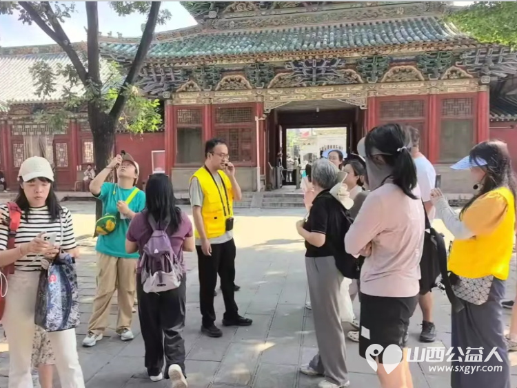 立秋次日凉风吹志愿讲解暖游人----长治市文保服务中心组织志愿者在城隍庙开展公益义务讲解服务让游客读懂这片古建的独特魅力 - 第4张 - 山西公益人 立秋次日凉风吹志愿讲解暖游人----长治市文保服务中心组织志愿者在城隍庙开展公益义务讲解服务让游客读懂这片古建的独特魅力 - 第4张