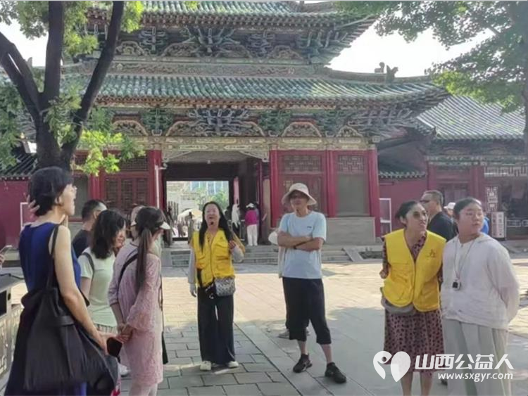立秋次日凉风吹志愿讲解暖游人----长治市文保服务中心组织志愿者在城隍庙开展公益义务讲解服务让游客读懂这片古建的独特魅力 - 第3张 - 山西公益人 立秋次日凉风吹志愿讲解暖游人----长治市文保服务中心组织志愿者在城隍庙开展公益义务讲解服务让游客读懂这片古建的独特魅力 - 第3张